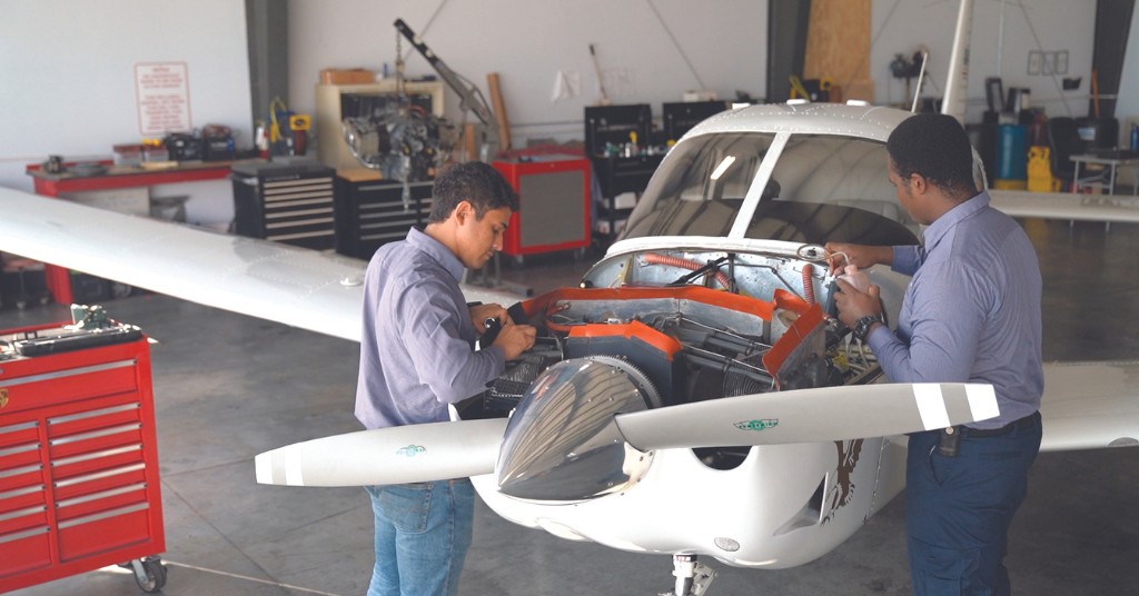 Mecánicos de aviones American Flyers