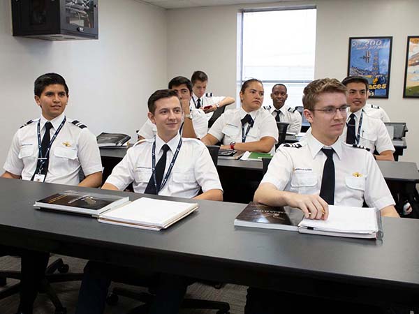 amplio programa de estudios destinado a la formación de pilotos de aerolíneas